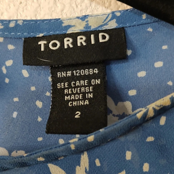 Torrid Blue and White Sleeveless Floral Top Size 2 - Picture 4 of 5